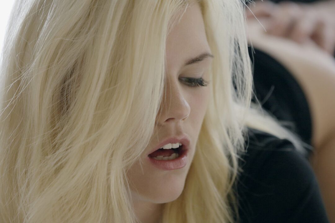 16P La chaude blonde Izzy va sans fond tout en séduisant son mec avec des bas de nylon au-dessus du genou
