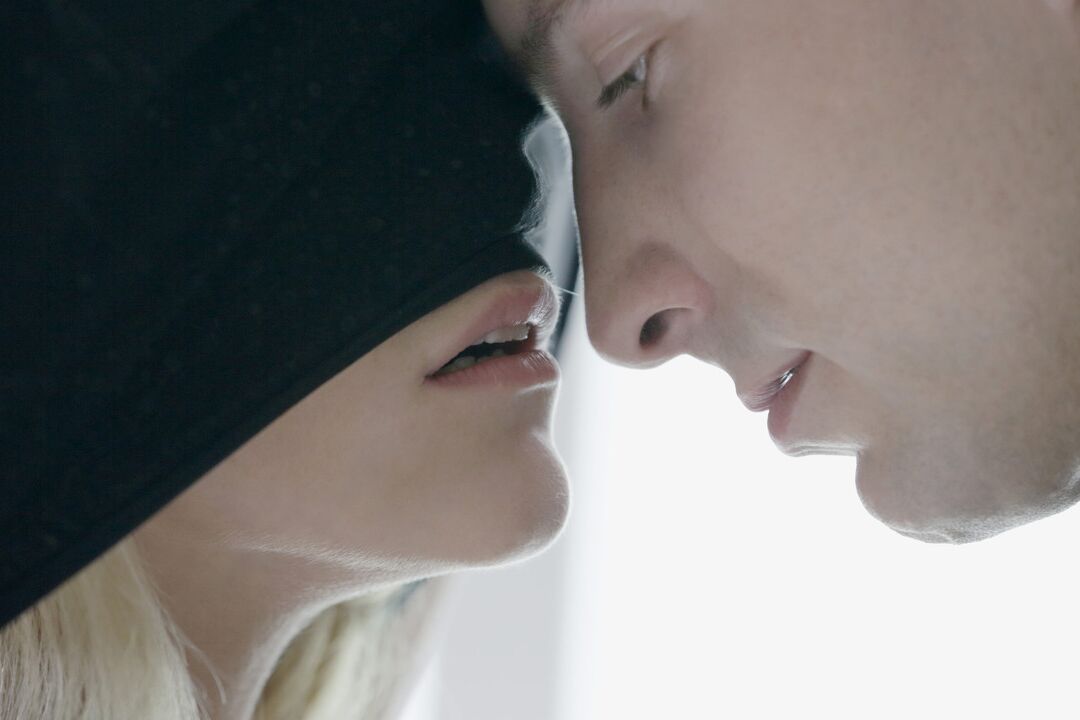 16P La chaude blonde Izzy va sans fond tout en séduisant son mec avec des bas de nylon au-dessus du genou