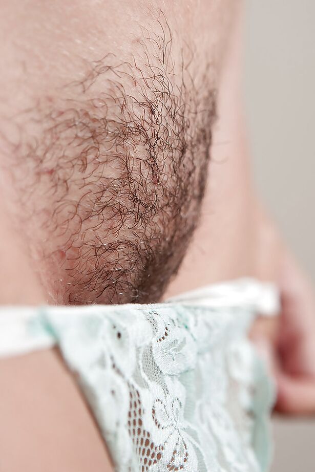 16P La morena amateur Hayley P se desnuda para dejar al descubierto sus tetas naturales y su chocho peludo