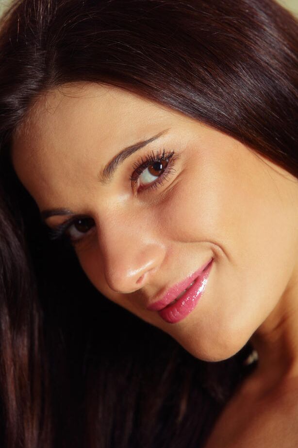 18P La hermosa modelo adolescente Yanika A se quita la lencería sexy para posar desnuda