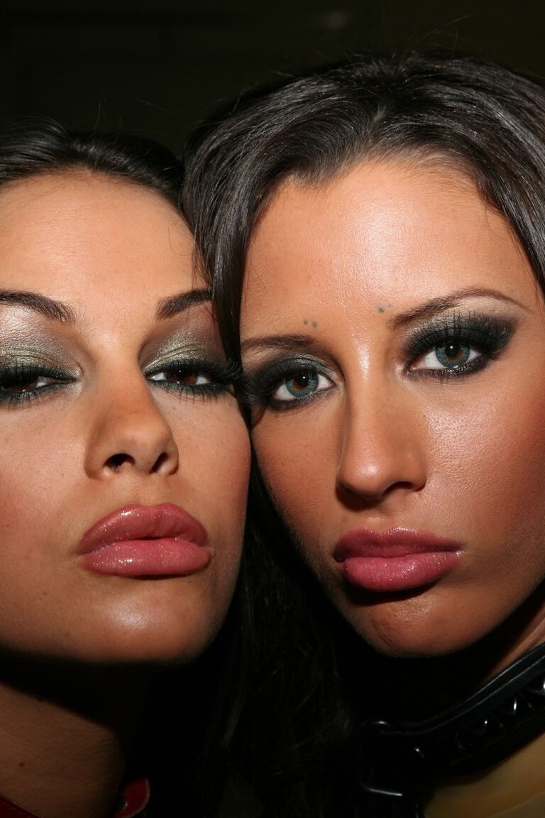 21P Sexy MILF Angelina Valentine e sua namorada Mya compartilham um pau gostoso