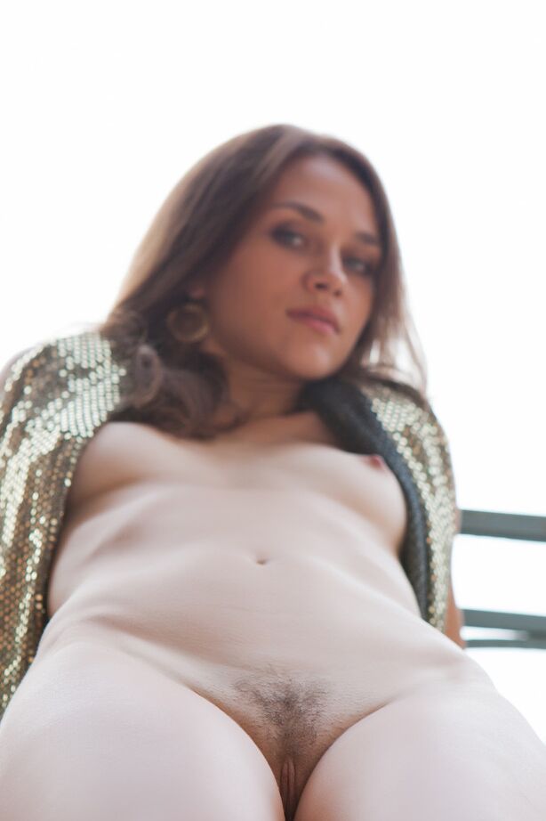 16P A linda adolescente Zlatka tira seu vestido longo transparente na varanda do prédio