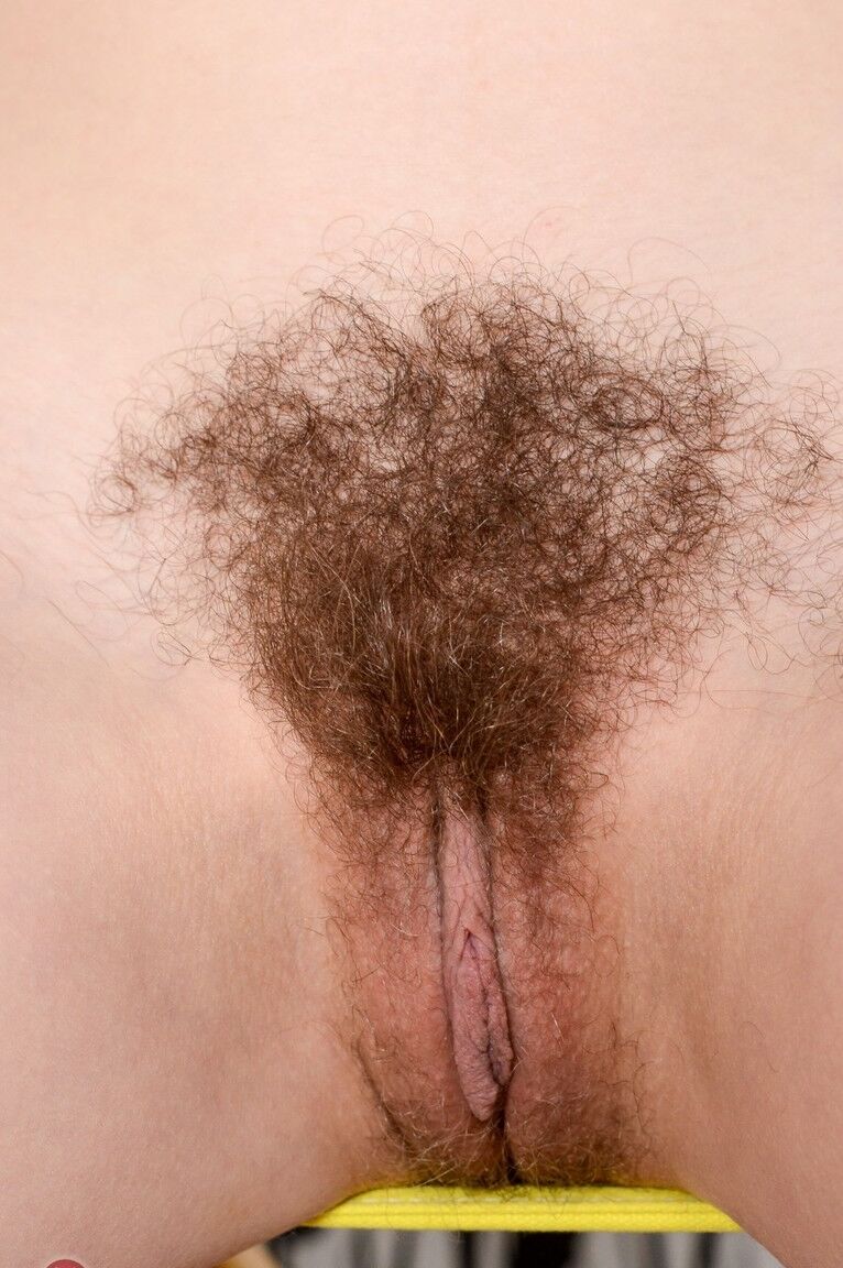 21P Geiles Babe mit kleinen Titten Rose Vermillion zieht sich aus und streckt ihren leckeren Busch