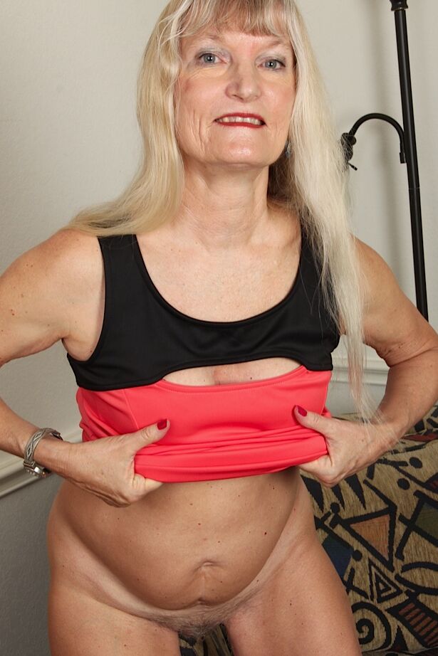 16P A vovó loira Lisa Cognee demonstra sua buceta peluda em close