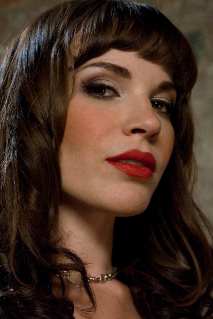 17P Dominatrix Dana DeArmond metiendo los dedos a su novia en látex caliente