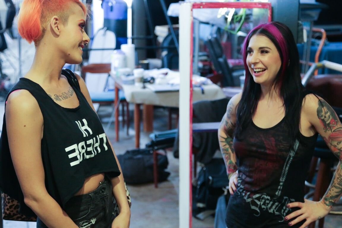17P Garota punk com cabelo laranja fode o namorado de outra garota com suas bênçãos