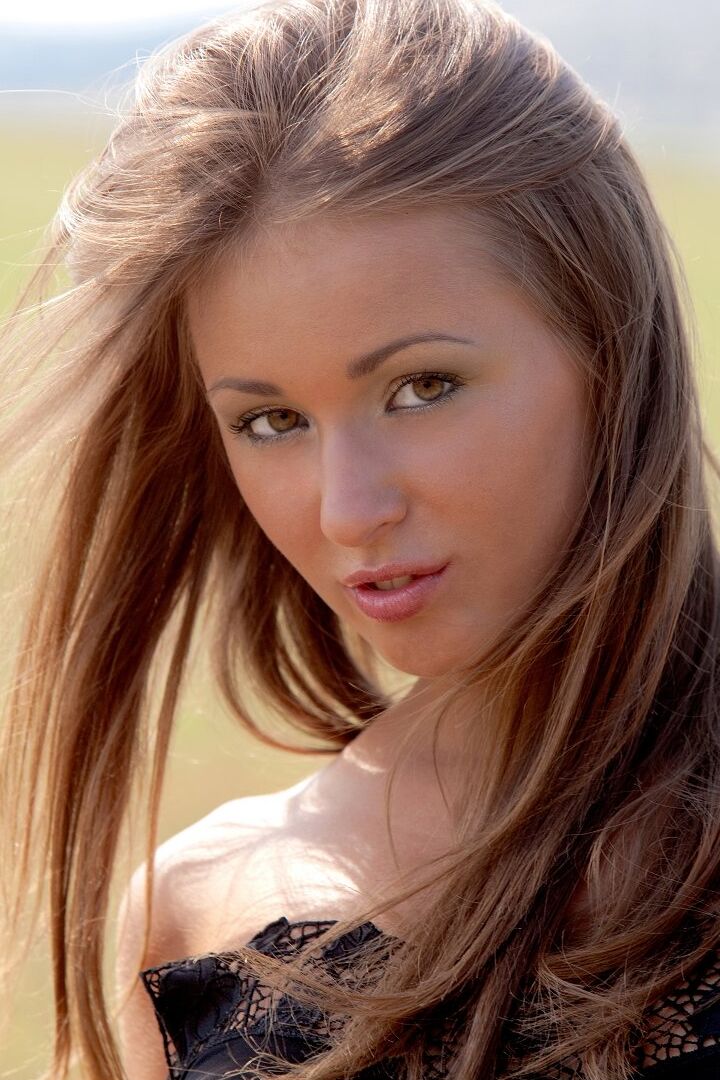16P Die sexy, verführerische Katrin E zeigt ihre Schamlippen und Nahaufnahmen ihrer Brustwarzen auf einem Feld