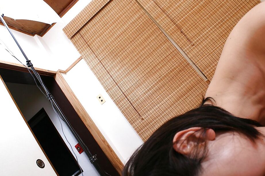 16P La MILF asiática Naomi Matubara da mamada y se deja follar el coño tupido