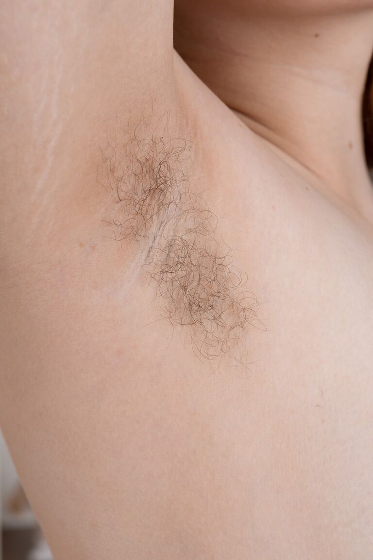 21P A gordinha amadora Karen B tira a roupa e revela sua vagina peluda