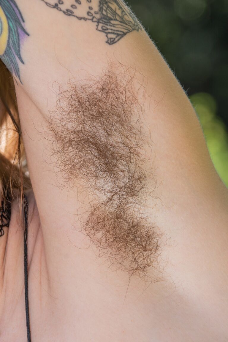 21P La sexy joven amateur Pearl Sage muestra sus axilas peludas y su coño al aire libre
