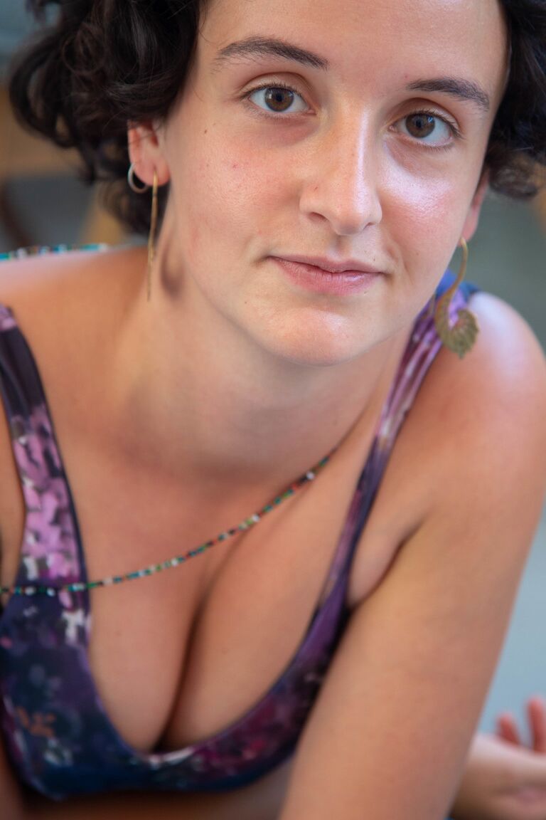 21P Morena amadora Adelina expõe seus peitos pequenos e sua vulva peluda em uma cadeira