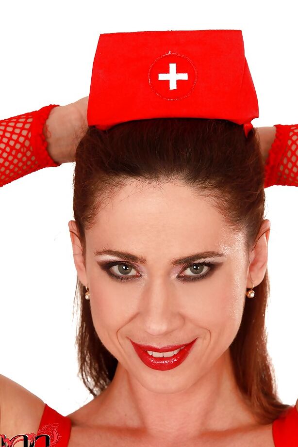 16P Enfermera lujuriosa con uniforme sexy desnudándose y exponiendo su herida peluda