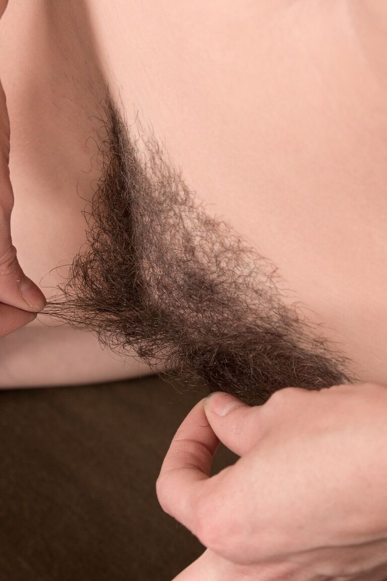 17P Adorável MILF com seios naturais Kate Anne esfrega seu regalo peludo após strip-tease