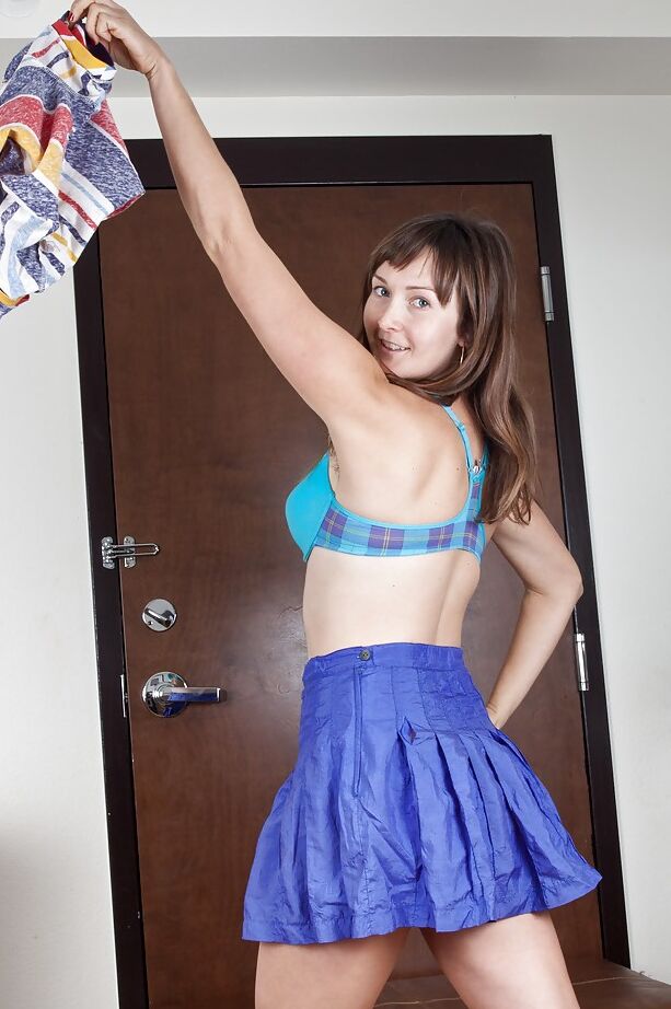 16P Lusty mature lady uncovering her unshaven armpits and shaggy twat