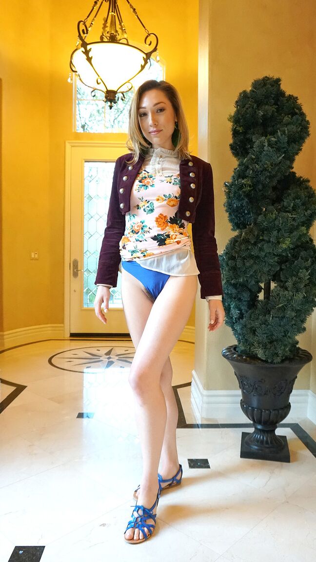 18P 小柄な女の子リリー・ラブーがトリミングされた陰部をむき出しにし、大きなペニスで猿轡をする