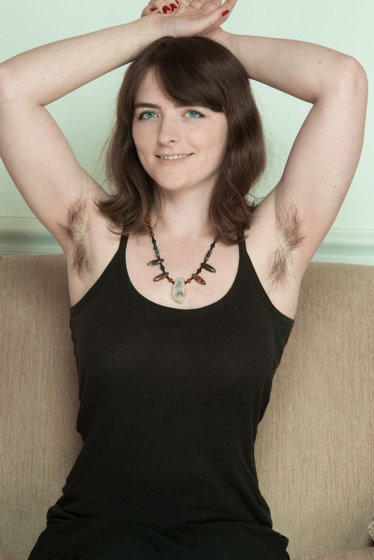 16P, une femme amateur, Snow, exhibe ses aisselles et son buisson poilus.