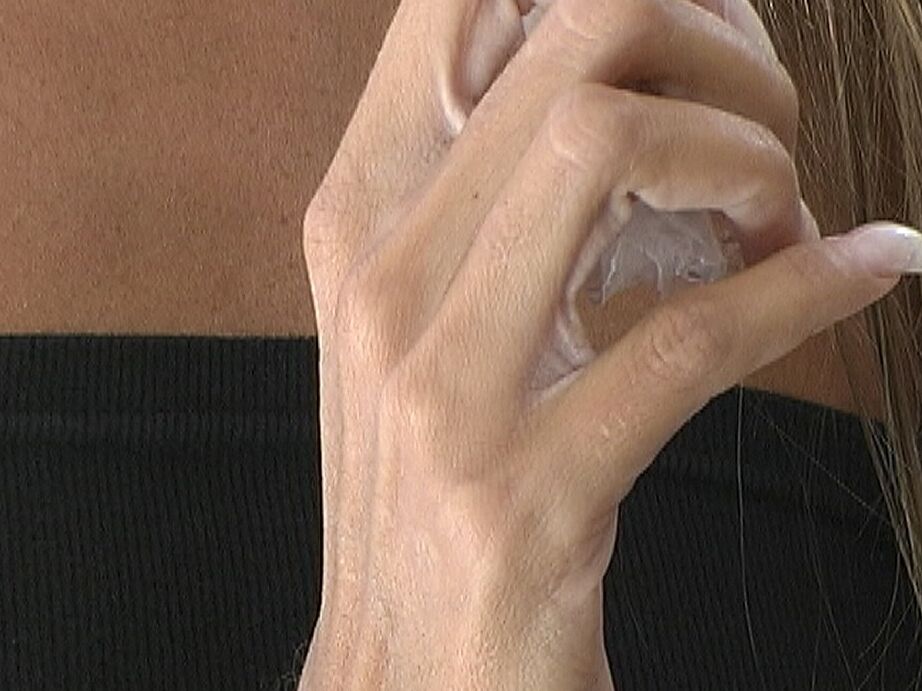 21P La encantadora MILF estadounidense se desnuda y muestra sus brazos peludos y su chocho tetona