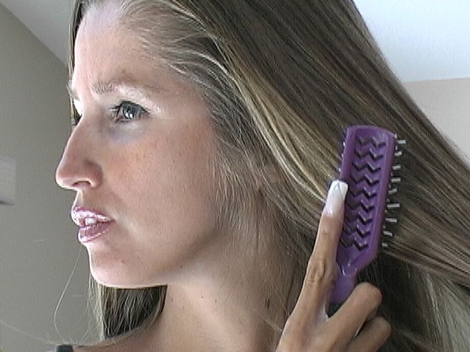 21P La encantadora MILF estadounidense se desnuda y muestra sus brazos peludos y su chocho tetona