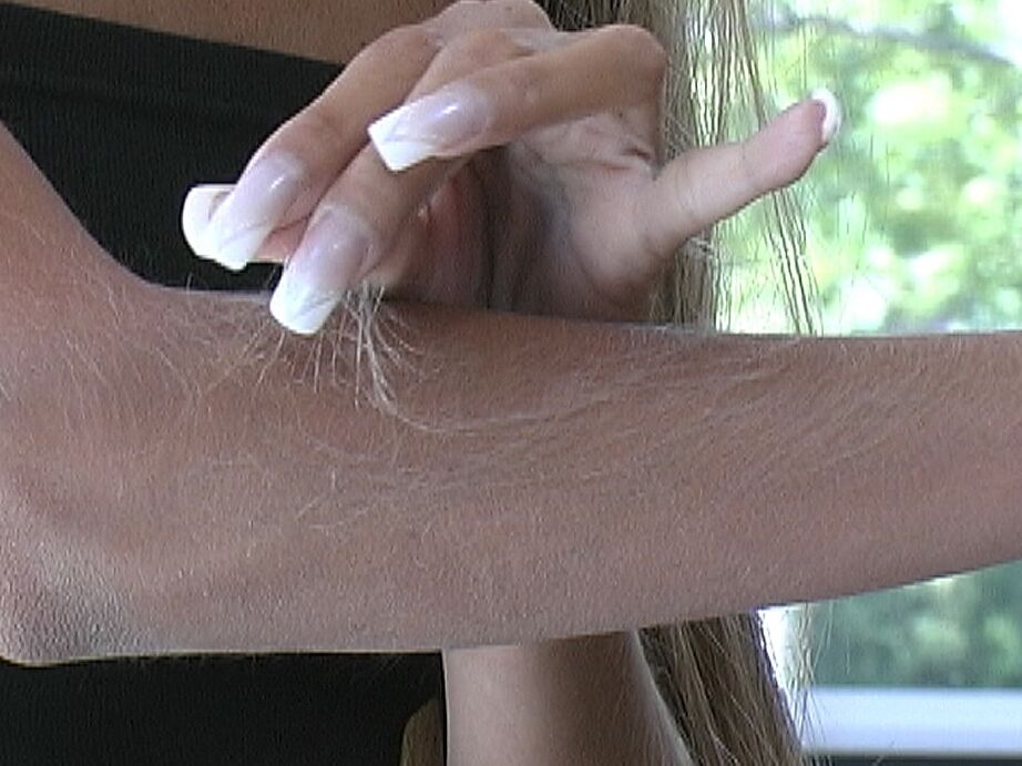 21P La encantadora MILF estadounidense se desnuda y muestra sus brazos peludos y su chocho tetona
