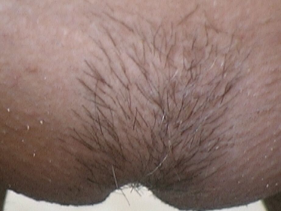 21P La encantadora MILF estadounidense se desnuda y muestra sus brazos peludos y su chocho tetona