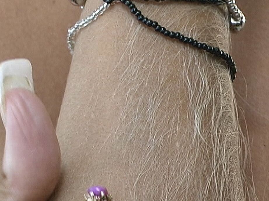 21P La encantadora MILF estadounidense se desnuda y muestra sus brazos peludos y su chocho tetona