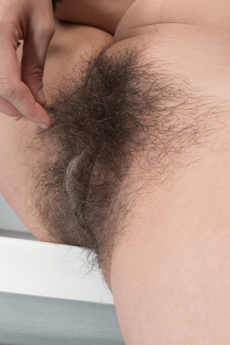 21P La morena caliente Ananda Ray juega con su coño peludo con un pequeño consolador vibratorio