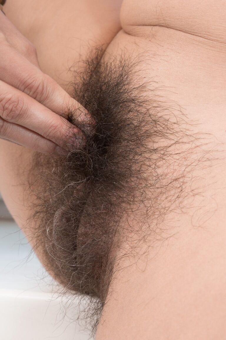 21P La morena caliente Ananda Ray juega con su coño peludo con un pequeño consolador vibratorio