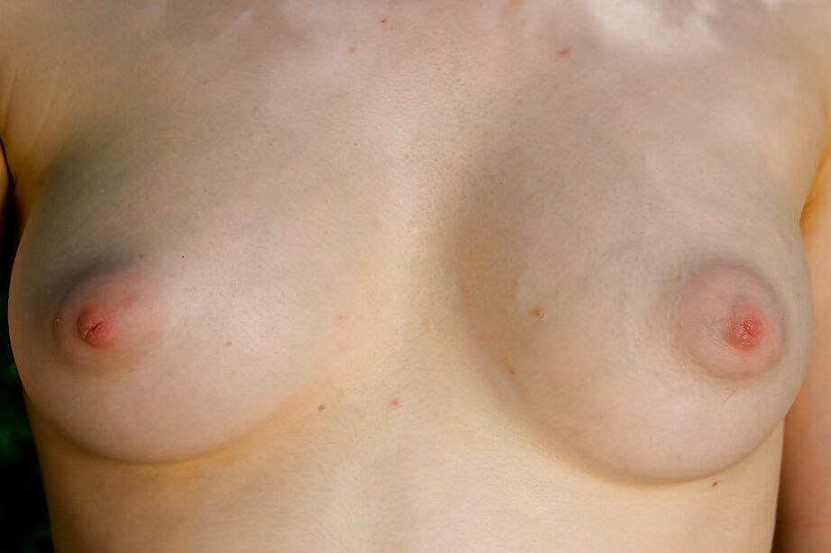 16P Brenda, première minuterie, se déshabille dans les bois pour exposer sa chatte poilue