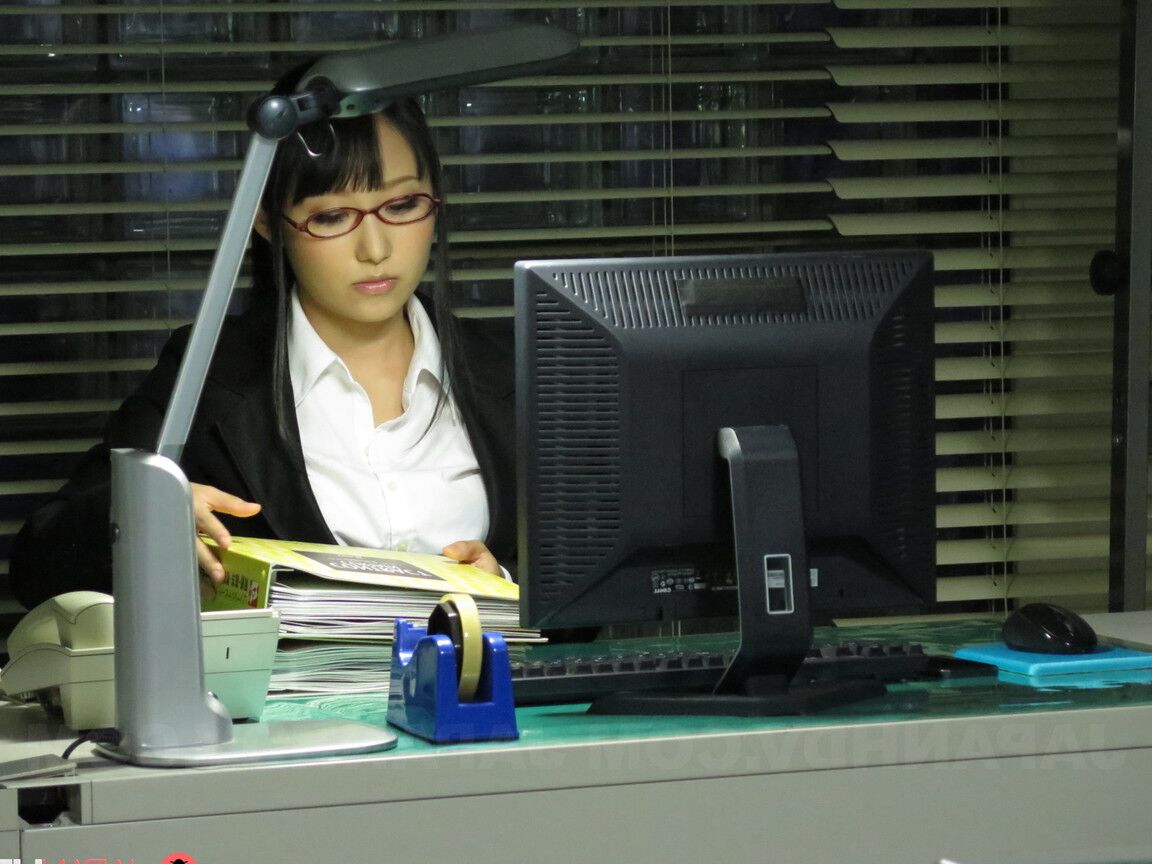 La secretaria asiática 21P Yoshimi Saaya disfruta de un trío BGG caliente con su jefe bien dotado