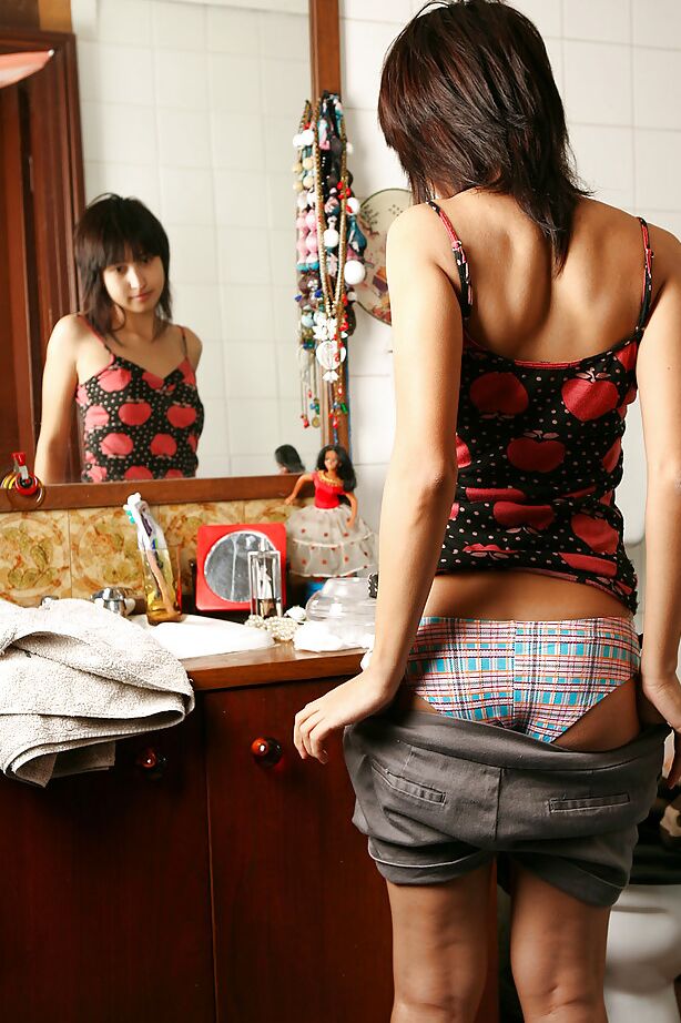16P Linda morena amadora Toni B se tocando no chuveiro