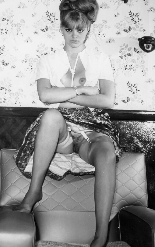 12P Des stars du porno vintage sexy exhibant des jupes sexy portant des bas en soie transparente