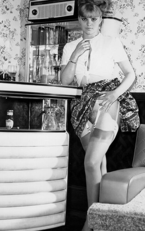 12P Des stars du porno vintage sexy exhibant des jupes sexy portant des bas en soie transparente