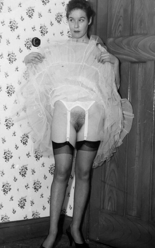 12P Des stars du porno vintage sexy exhibant des jupes sexy portant des bas en soie transparente