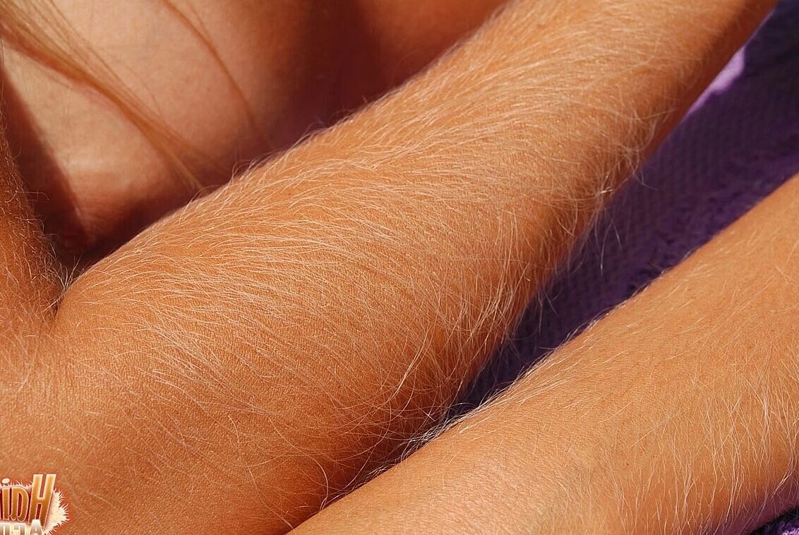 21P Americana de cabelos compridos MILF Lori Anderson exibindo seus braços muito peludos