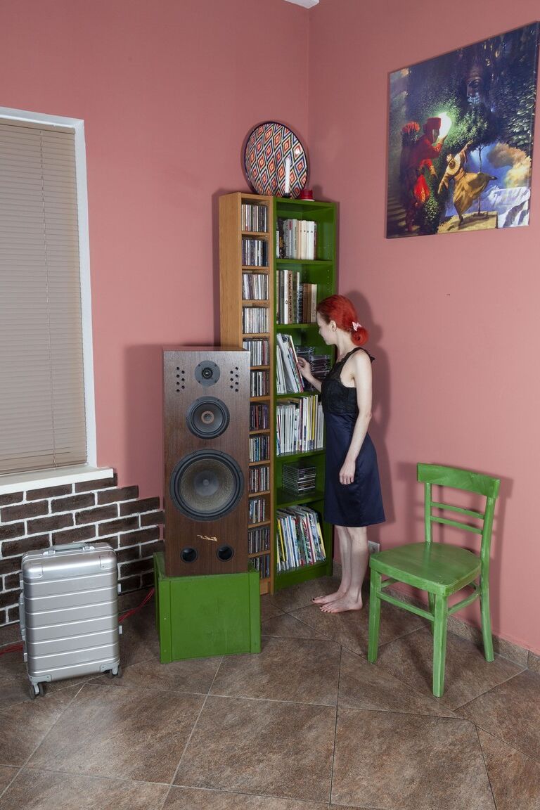 21P La pelirroja amateur Eva Strawberry muestra sus axilas peludas y se mete los dedos en el manguito
