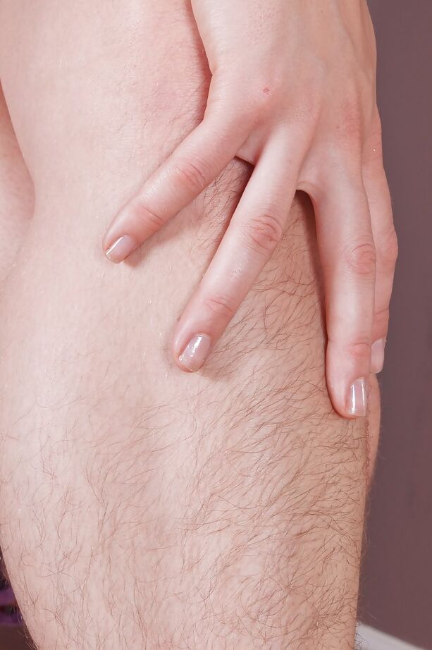 16P La sexy de piernas y manguito peludos Luca se quita la ropa
