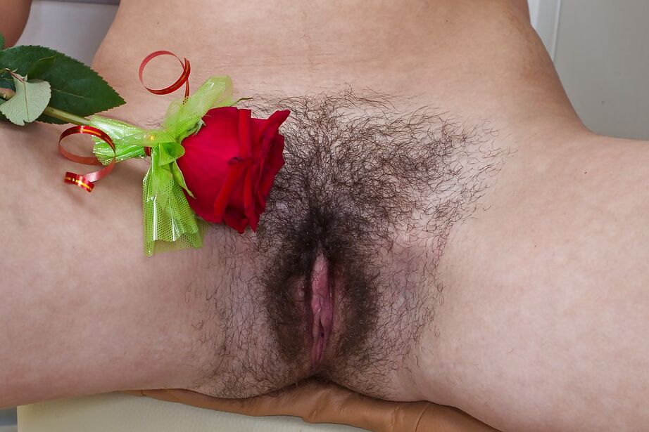 16P Lusty babe com fenda peluda se despindo e lambendo os mamilos