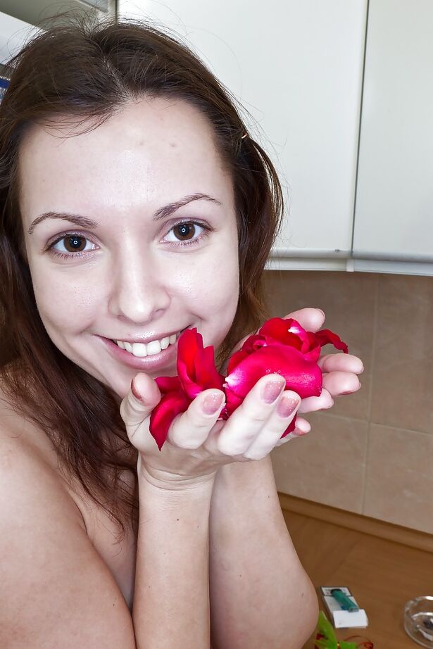 16P Lusty babe com fenda peluda se despindo e lambendo os mamilos