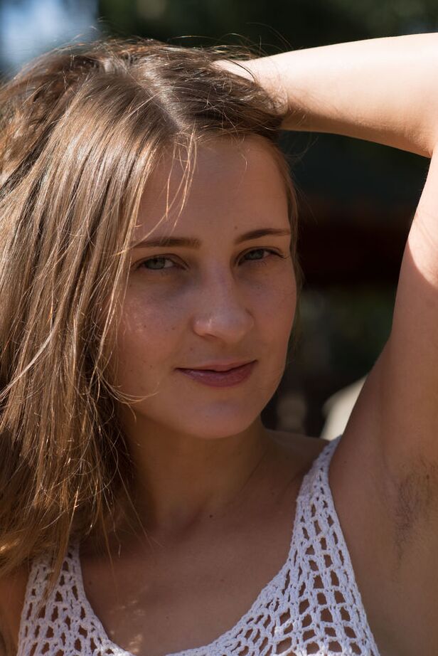 16P La adolescente solitaria Lenta exhibe su coño natural mientras está desnuda junto a un río