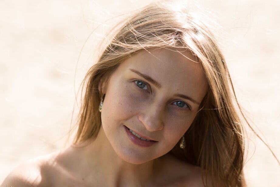 16P La adolescente solitaria Lenta exhibe su coño natural mientras está desnuda junto a un río