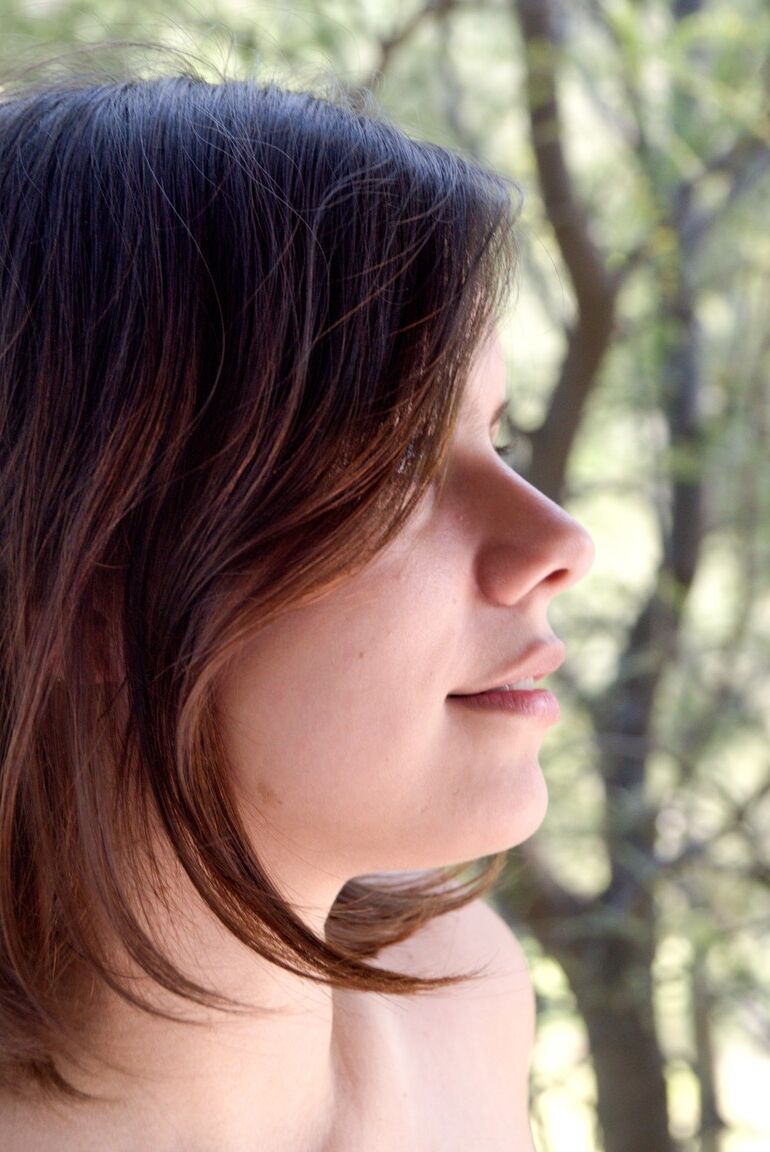 17P A gracinha irresistível Akito se despe ao ar livre para arejar seus peitos grandes