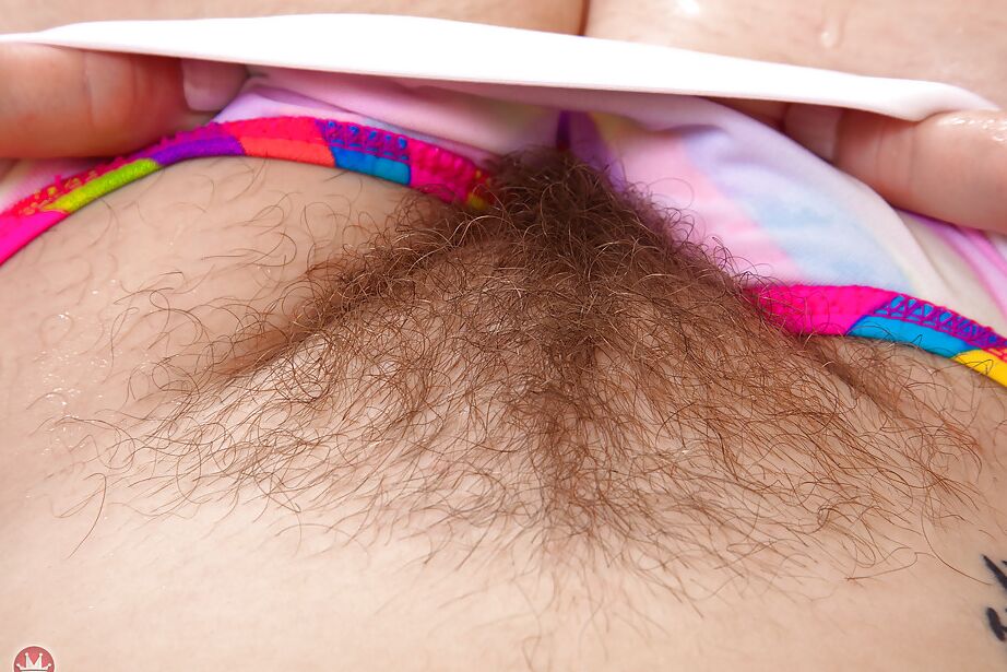 16P Older dame Mel Harper showing off hairy bush in bathtub after bikini removal