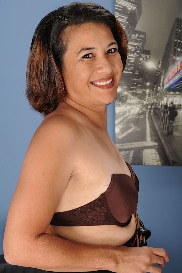16P La MILF de más de 40 años Lexi Hunter posando para una sesión fotográfica en solitario en ropa interior