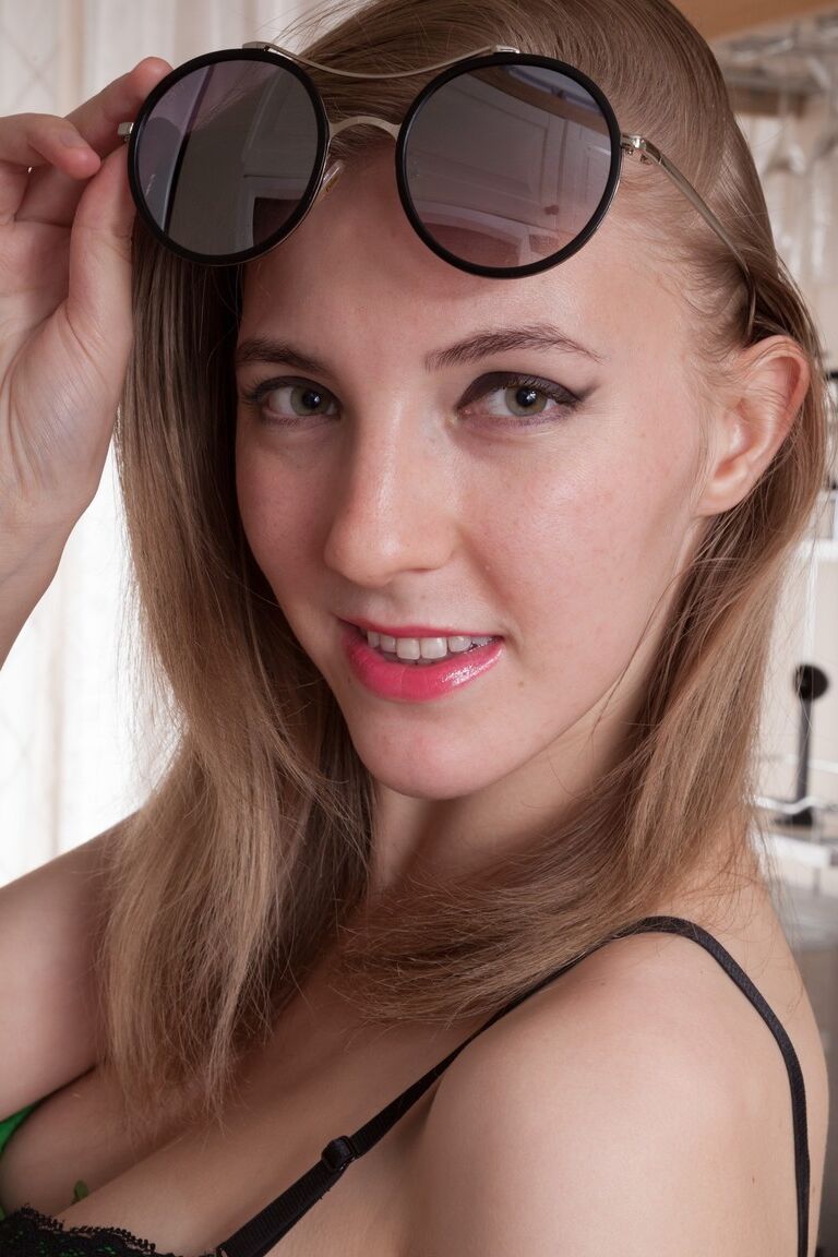 17P 垂れ下がったおっぱいのブロンドのラヴァッタ W がロリポップを舐めながら彼女のファジーマフを指で弄る