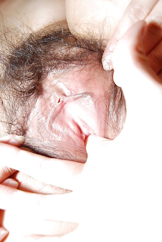 16P Milf asiática Ruriko Hirai se burla de su coño peludo en primer plano
