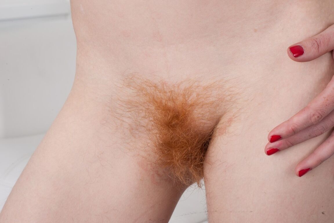 16P Pelirroja natural muestra su cuerpo sin afeitar mientras se desnuda