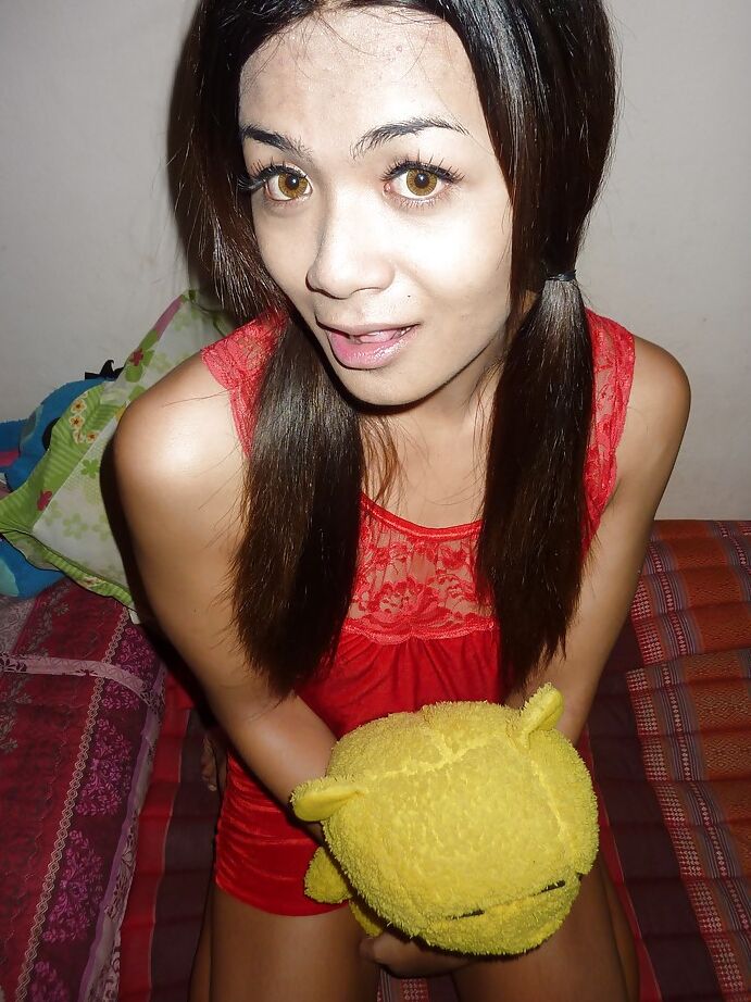 16P Linda novia ladyboy haciendo poses sexys en solitario para su novio