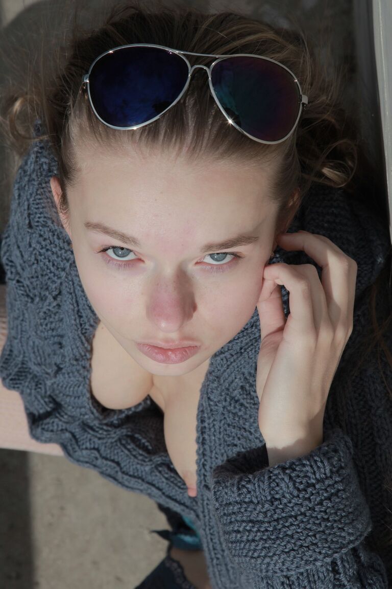 21P Adorável adolescente Milena D se despe para mostrar seus lindos peitos