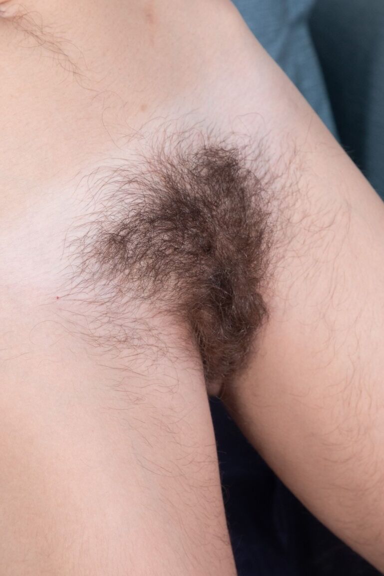 16P La modelo amateur Atisha se separa el coño natural tras mostrar sus axilas peludas