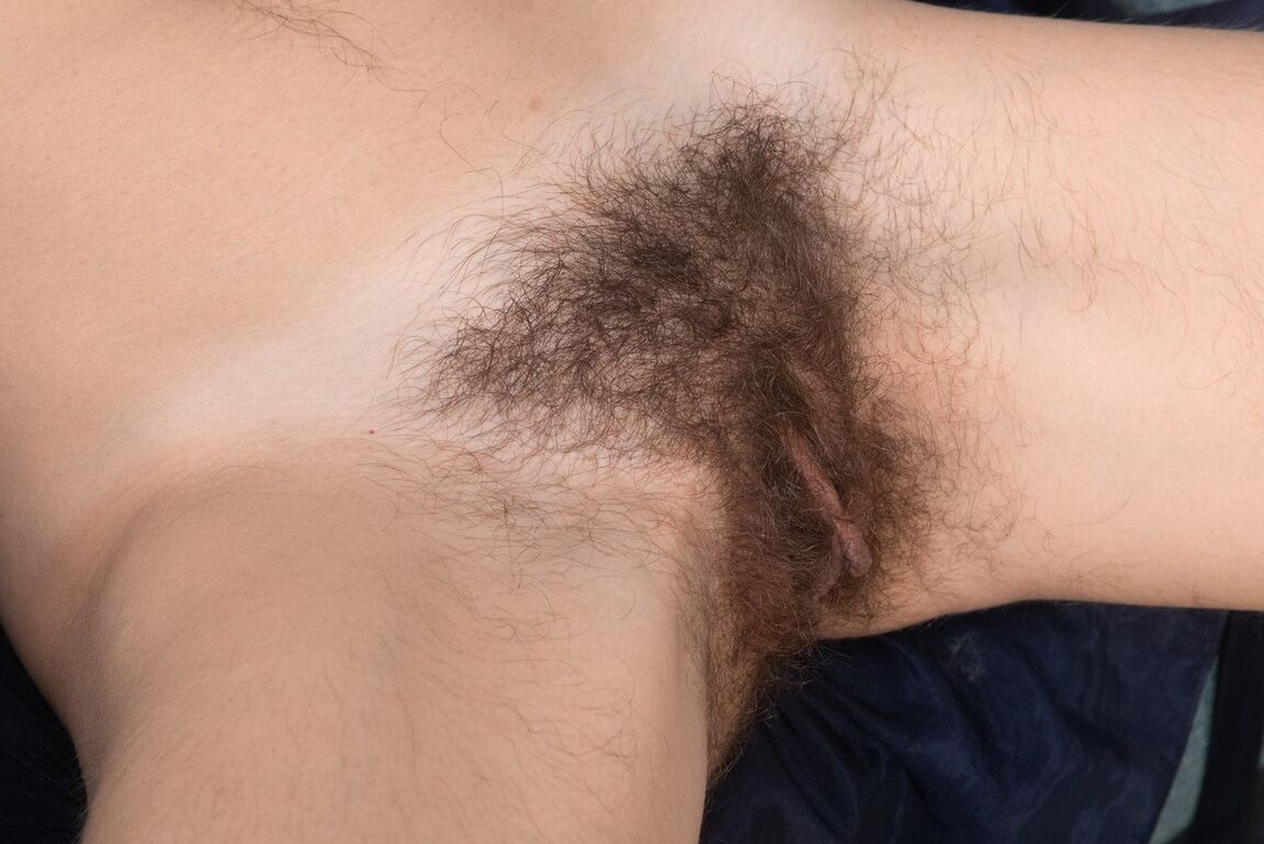 16P La modelo amateur Atisha se separa el coño natural tras mostrar sus axilas peludas